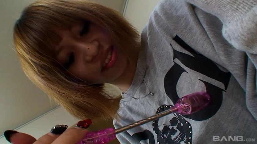 Cover 4 Japanese Girl Plays With A Whole Bunch Of Sex Toys And Shows Them To You - HD/MP4
